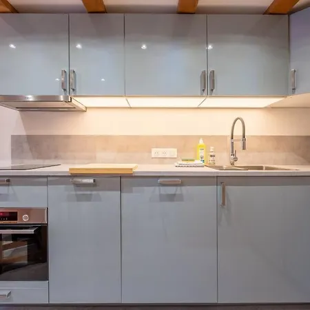 Le Cristal - Close To The Slopes & Free Parking - By Cozee Daire Chamonix